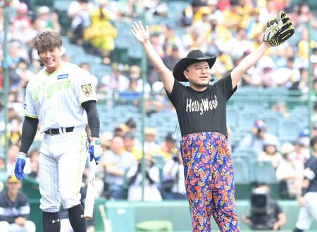 　ファーストピッチセレモニーを終え、声援に応えるハリウッドザコシショウ（右）と糸井嘉男氏（撮影・高部洋祐）