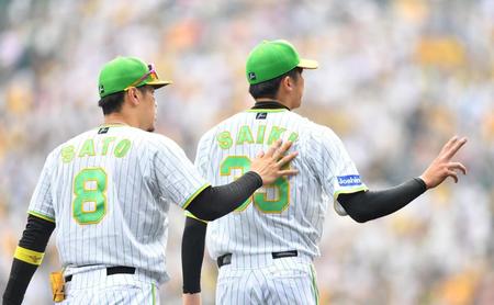 　５回、牧原大に右前打を浴びた才木（右）は佐藤輝から声をかけられる（撮影・中田匡峻）