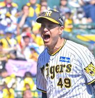　４回、柳田から空振り三振を奪い、ほえる大竹（撮影・立川洋一郎）