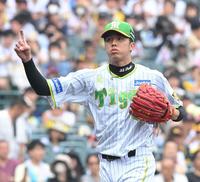 　４回、甲斐を三振に仕留め、ポーズを決める才木（撮影・高部洋祐）