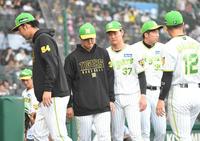 　９回終了後、ベンチに戻る（左から）加治屋、浜地、及川、才木（撮影・高部洋祐）