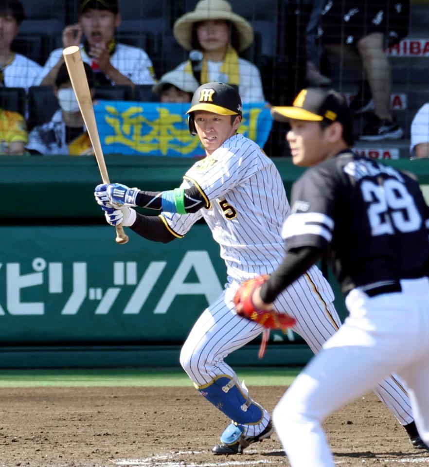 　４回、石川から２点適時打を放つ近本（撮影・山口登）