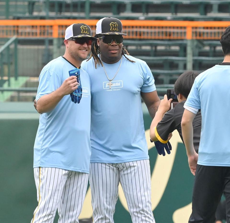 　父の日特製Ｔシャツを着て記念写真に納まるノイジー（左）とミエセス（撮影・高部洋祐）