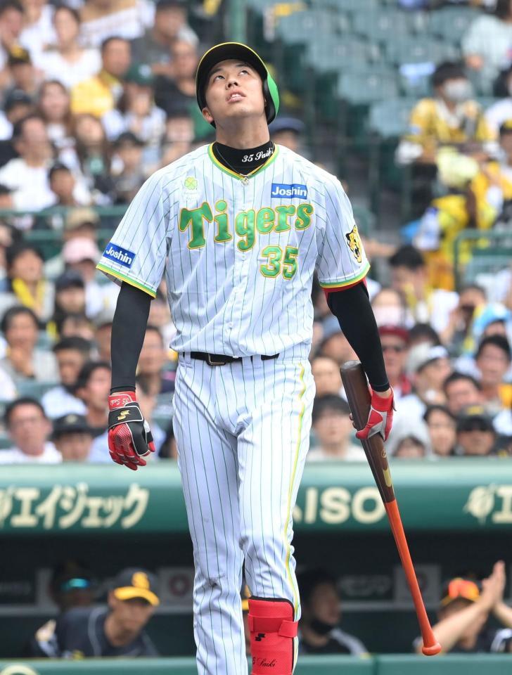 　３回、バントを失敗し悔しがる才木（撮影・高部洋祐）