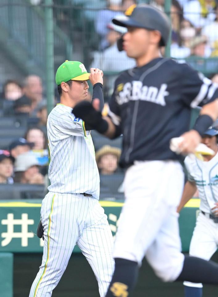 　８回、上林に犠飛を許した浜地（左）＝撮影・高部洋祐