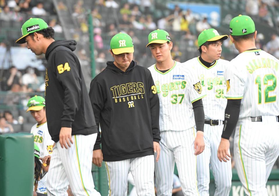 　９回終了後、ベンチに戻る（左から）加治屋、浜地、及川、才木（撮影・高部洋祐）