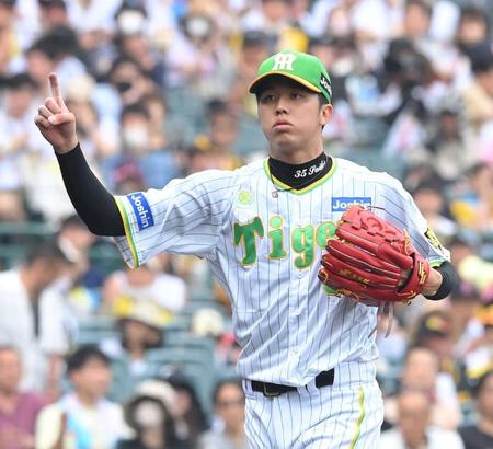 　４回、甲斐を三振に仕留め、ポーズを決める