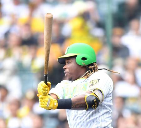 　２回、中前打を放つミエセス（撮影・中田匡峻）