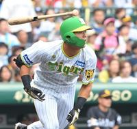 　４回、二塁打を放つ前川（撮影・高部洋祐）