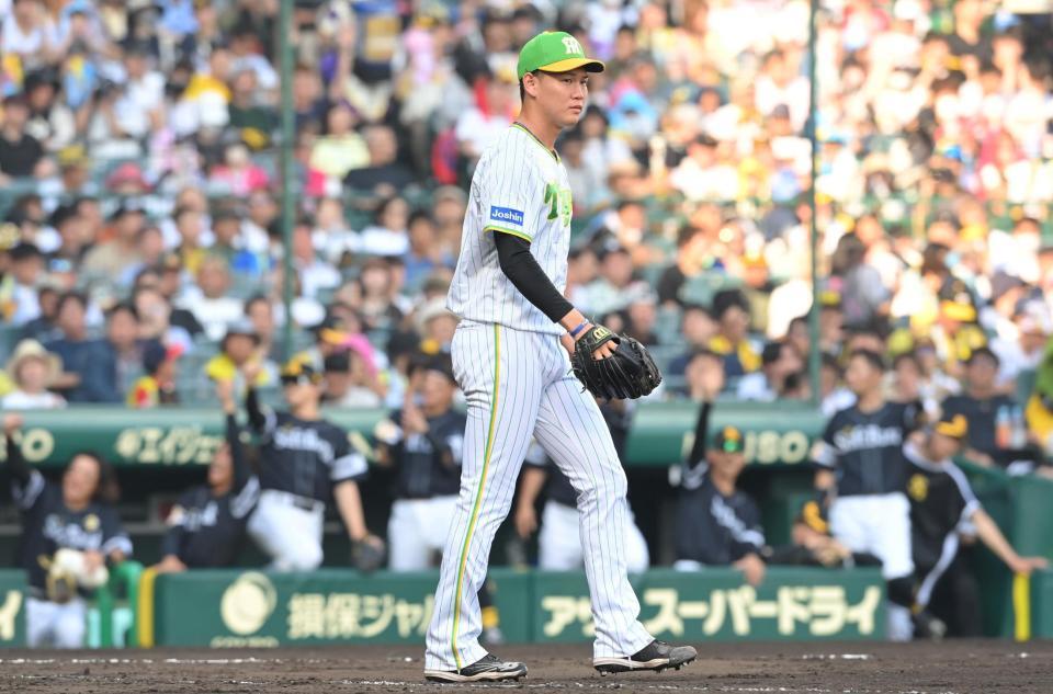 　７回、野村勇に適時打を許した及川（撮影・高部洋祐）