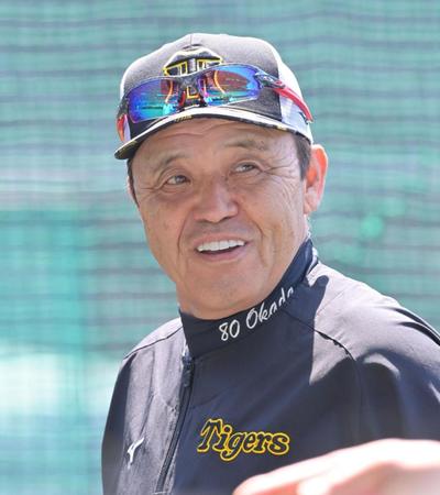 　笑顔で練習を見守る岡田監督