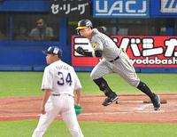 　５月２４日、神宮で９回に田口から逆転二塁打を放つ佐藤輝