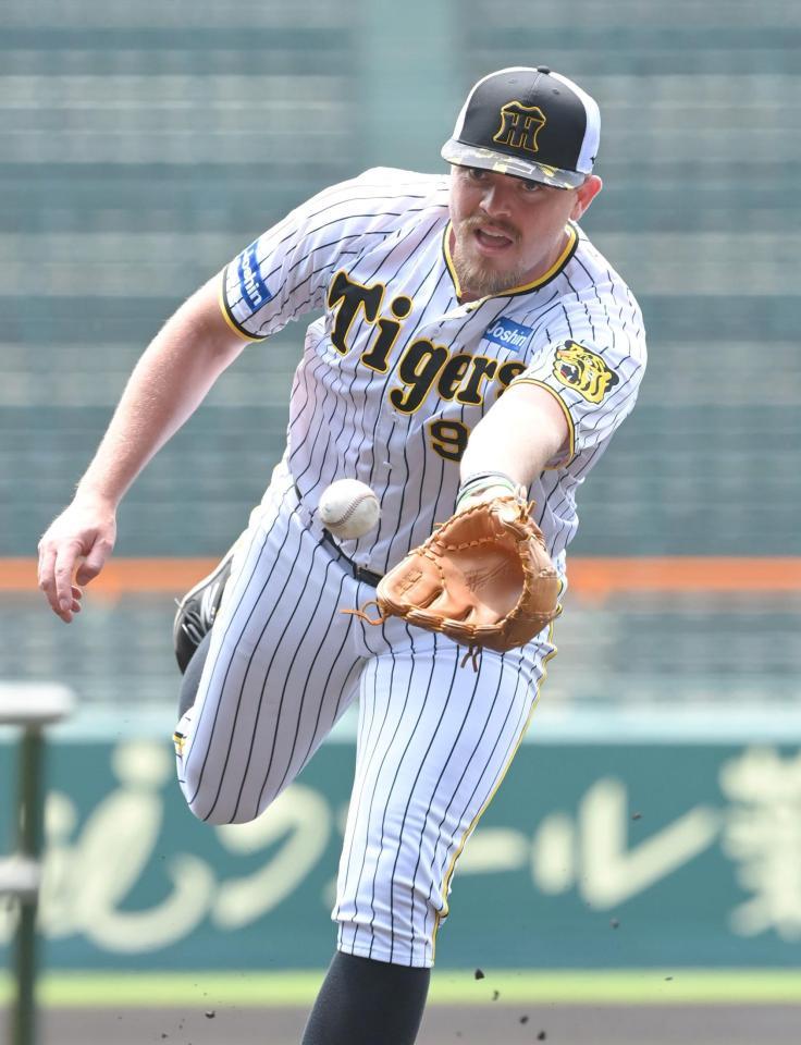 　ノックを受け、本塁にグラブトスで返球するビーズリー（撮影・高部洋祐）