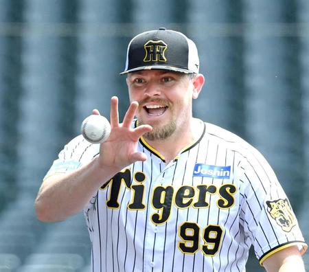 　投内連係の練習で、素手でボールをつかむビーズリー