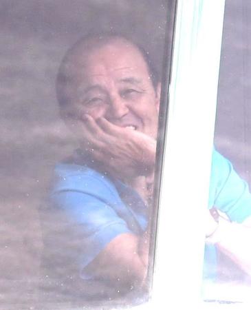 　阪神２軍戦を視察、攻撃を見守る岡田監督（撮影・北村雅宏）