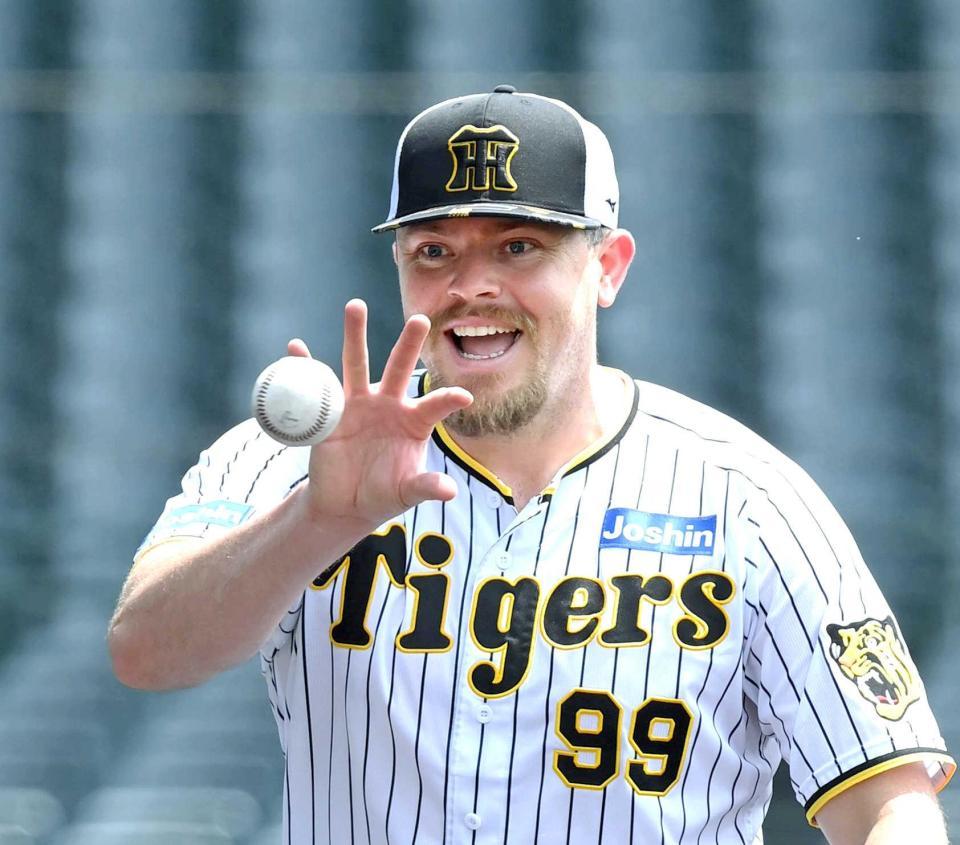 　投内連係の練習で、素手でボールをつかむビーズリー