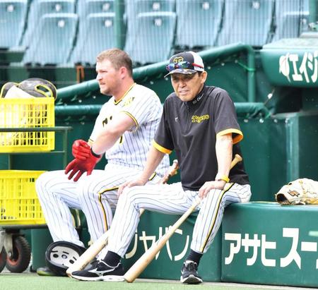 　練習を見守る岡田監督（右）と打撃練習の準備をするノイジー