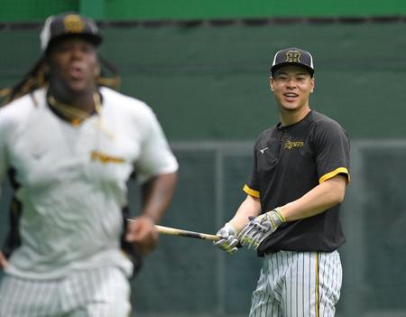 　ダッシュするミエセス（左）に向けて笑顔を見せる佐藤輝（撮影・高部洋祐）