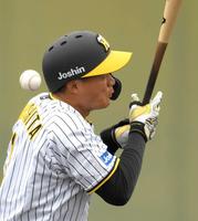 　９回、死球を受ける森下