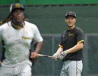 　ダッシュするミエセス（左）に向けて笑顔を見せる佐藤輝（撮影・高部洋祐）