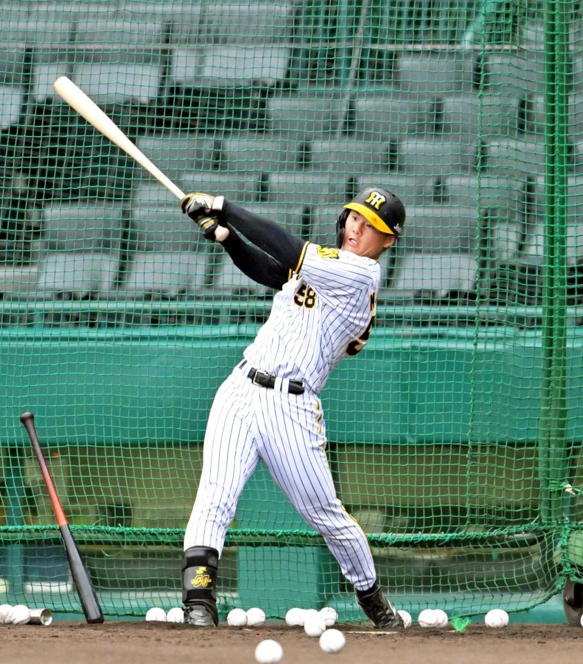 　フリー打撃で快音を響かせる前川