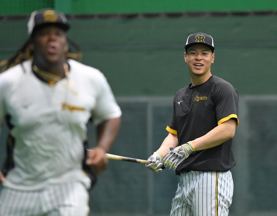 　ダッシュするミエセス（左）に向けて笑顔を見せる佐藤輝（撮影・高部洋祐）