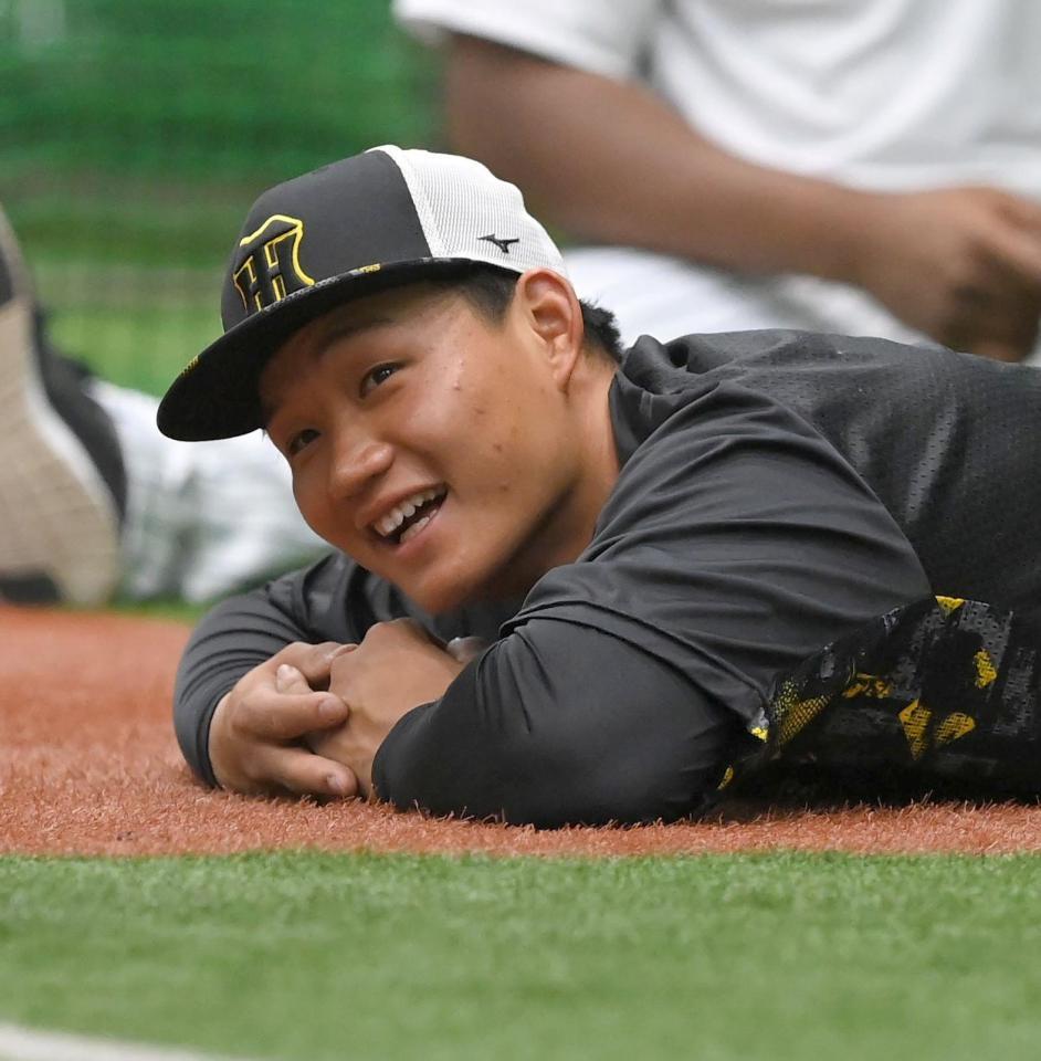 　練習前に笑顔を見せる森下（撮影・高部洋祐）