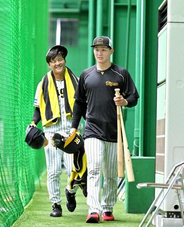 　練習を終え、前川（左）と引き揚げる森下（撮影・中田匡峻）