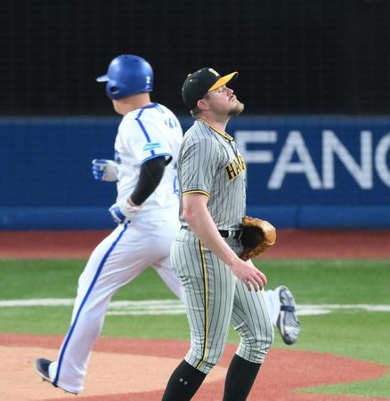 ３回、宮崎に適時二塁打を打たれたビーズリー。左は生還する牧（撮影・堀内翔）