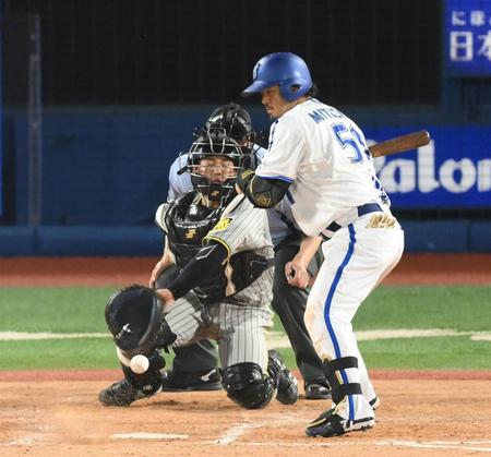 ５回、ボールが右足に直撃した梅野（撮影・堀内翔）