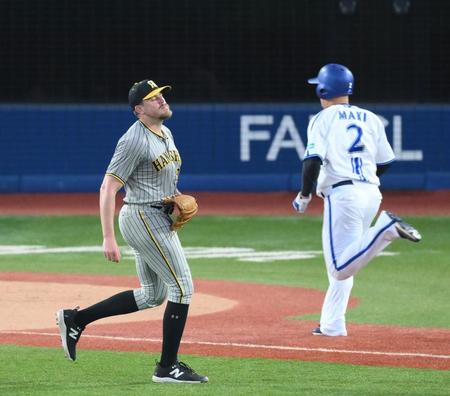 ３回、宮崎に適時二塁打を打たれたビーズリー。右は生還する牧（撮影・堀内翔）