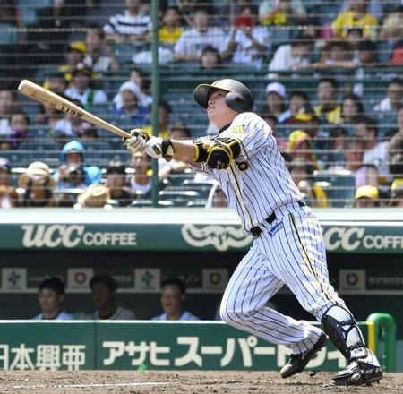 　４回、左越えに２ランを放つ馬場＝２０１８年