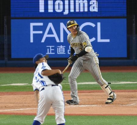 　９回、大山がソロを放つ（投手・今永）＝撮影・堀内翔