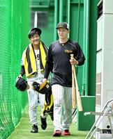 　練習を終え、前川（左）と引き揚げる森下（撮影・中田匡峻）