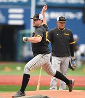 　マウンドの感触を確かめるビーズリー（撮影・金田祐二）