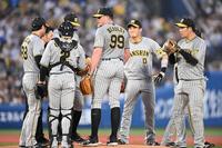 ３回、ＤｅＮＡ打線につかまりマウンドに集まるビーズリーら阪神ナイン（撮影・金田祐二）