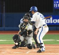 ５回、ボールが右足に直撃した梅野（撮影・堀内翔）