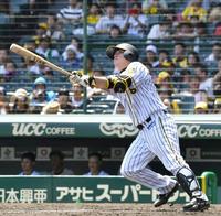 　４回、左越えに２ランを放つ馬場＝２０１８年