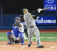 　５回、フルスイングを見せる馬場（撮影・堀内翔）