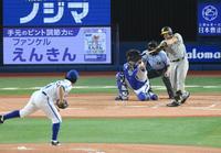 　８回、右飛に倒れたノイジー（投手・今永）＝撮影・堀内翔