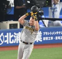 　８回、好機で右飛に倒れてヘルメットを脱ぐノイジー（撮影・堀内翔）