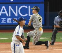 　９回、空振り三振に倒れた佐藤輝（撮影・堀内翔）