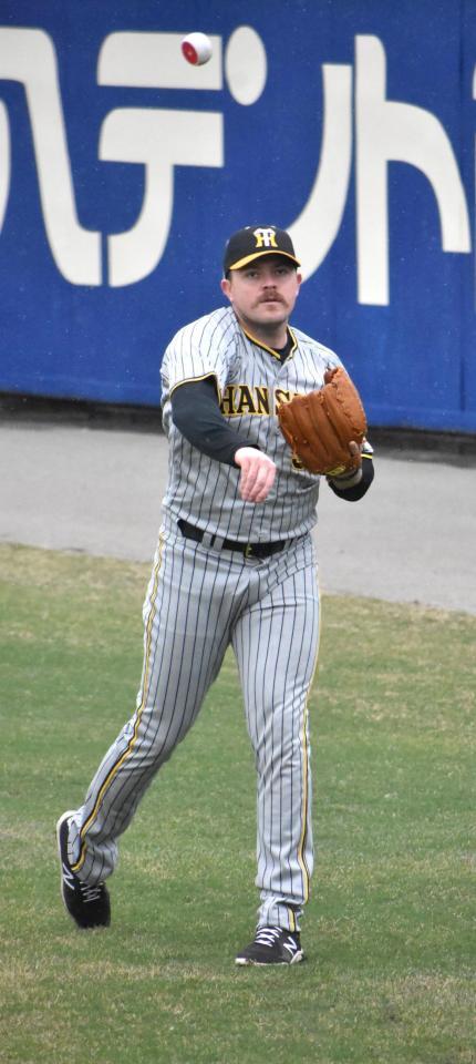 　フエゴボールでキャッチボールするビーズリー