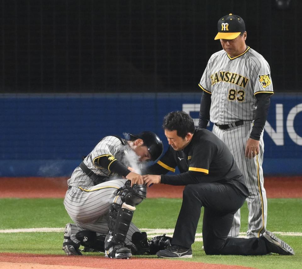 ５回、右足を負傷する梅野（撮影・堀内翔）