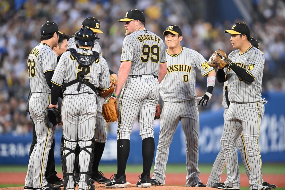 ３回、ＤｅＮＡ打線につかまりマウンドに集まるビーズリーら阪神ナイン（撮影・金田祐二）