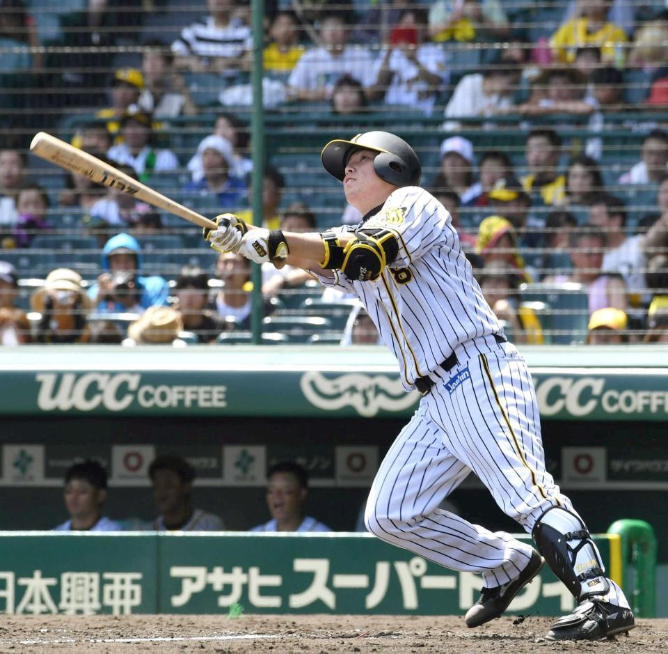 　４回、左越えに２ランを放つ馬場＝２０１８年