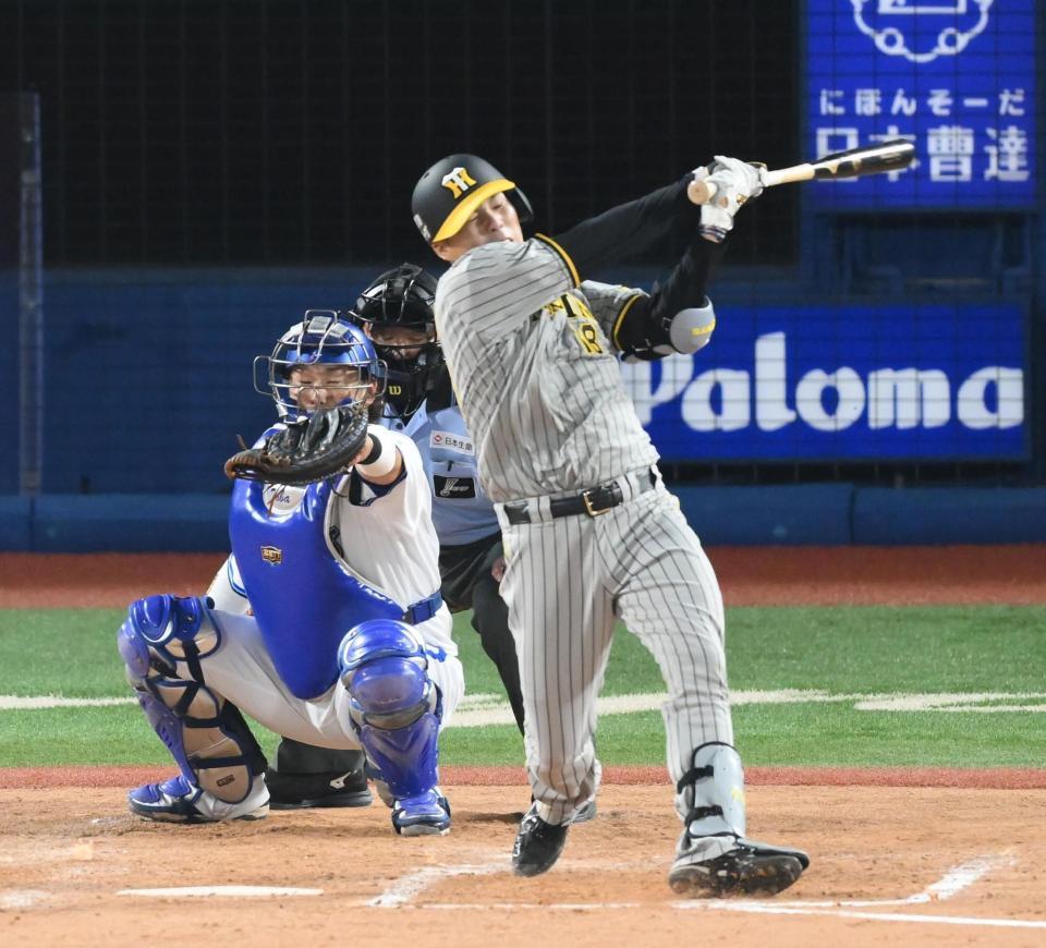 　５回、フルスイングを見せる馬場（撮影・堀内翔）