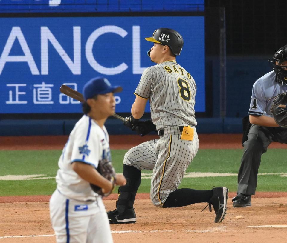 　９回、空振り三振に倒れた佐藤輝（撮影・堀内翔）