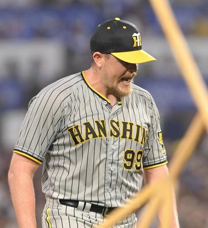 　３回を投げ終え、悔しそうにベンチに戻るビーズリー（２３日撮影）