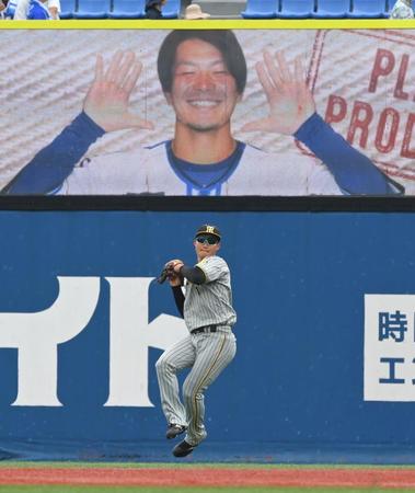 試合前のシートノックを受ける森下（撮影・高部洋祐）